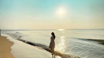 Trên bãi biển, ghế dài tắm nắng, dù trên bãi biển