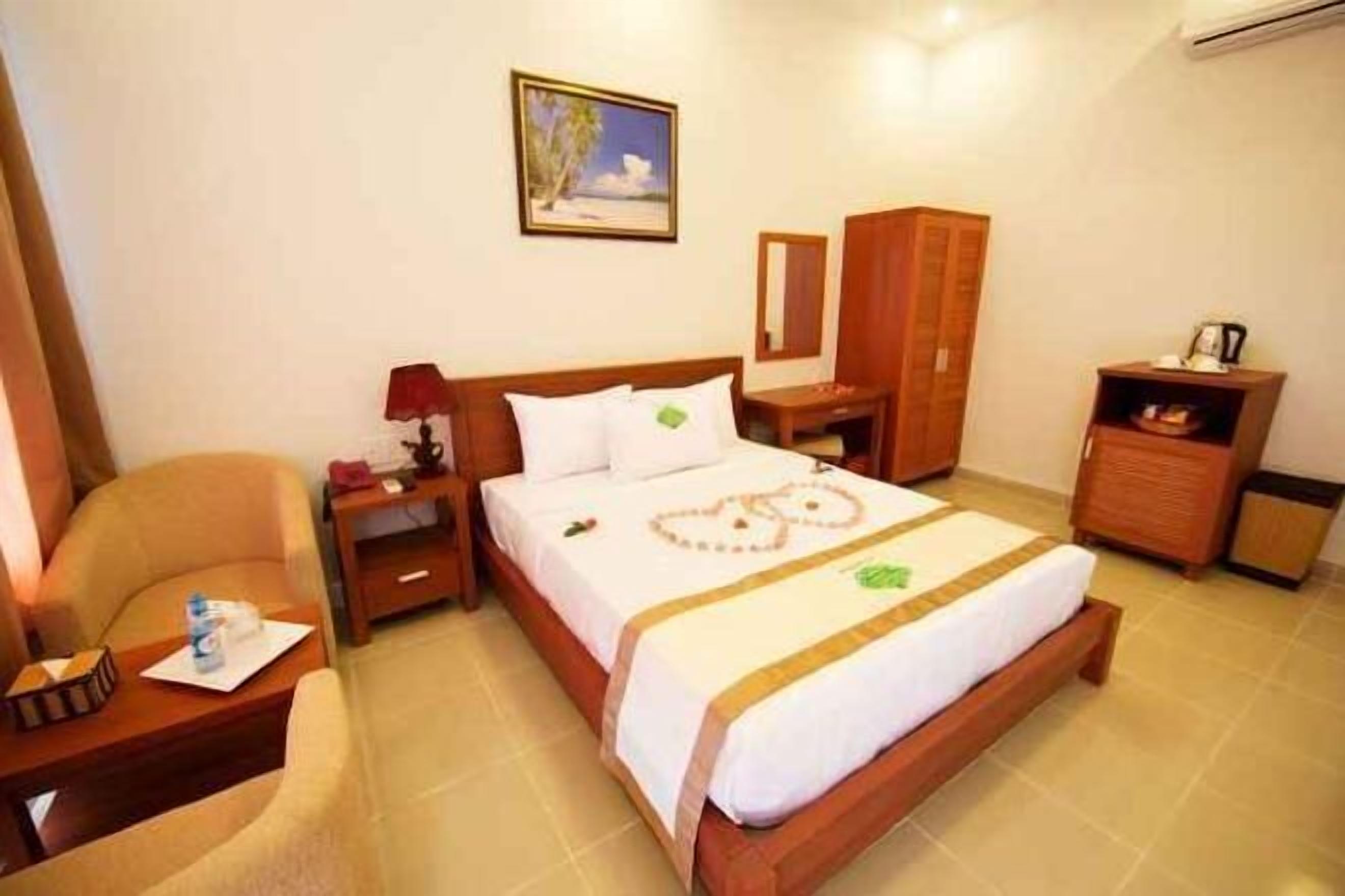 Dundyner, minibar, safe på rommet og skrivebord