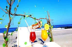Am Strand, Liegestühle, Sonnenschirme