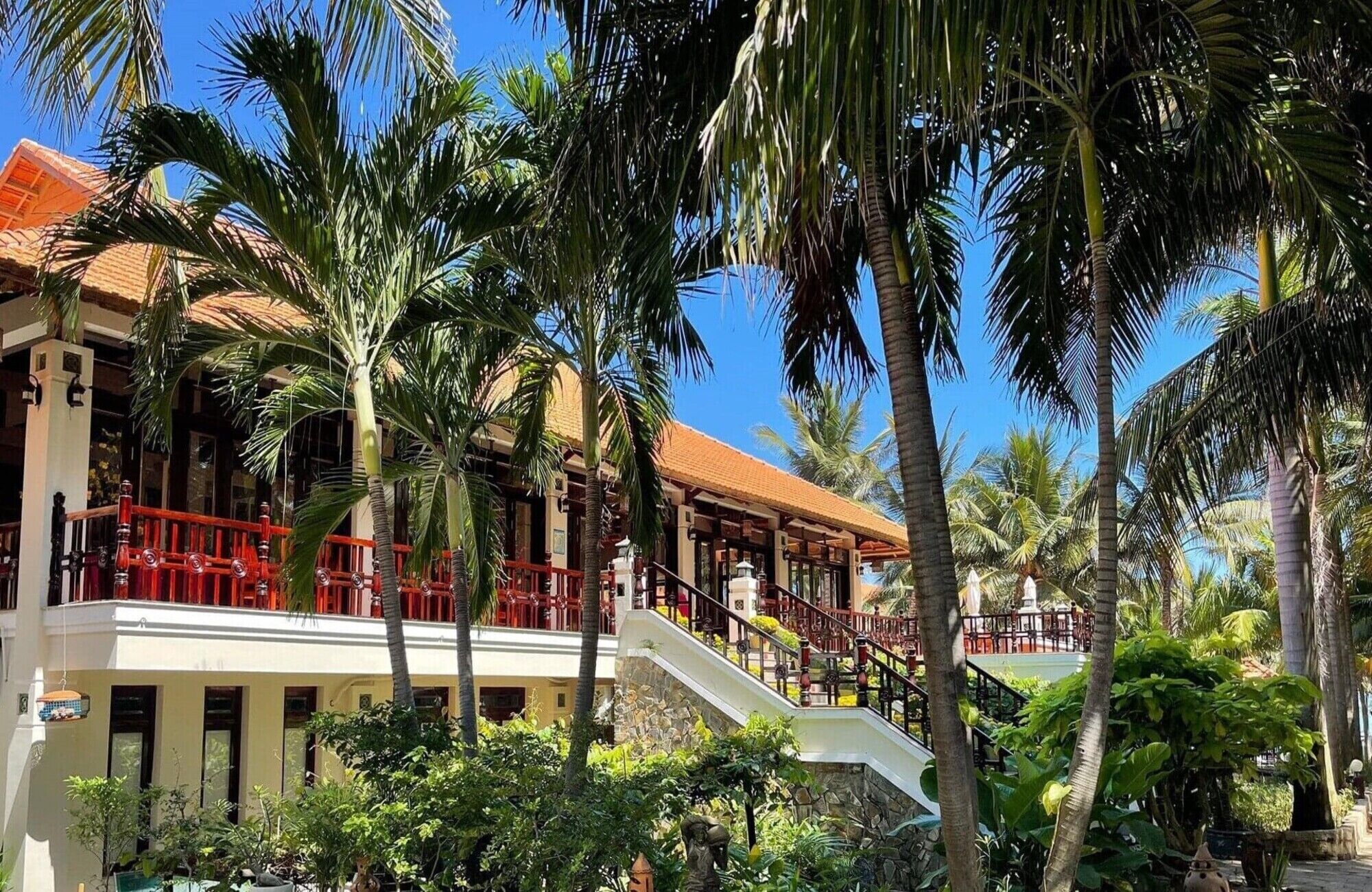 Phục vụ bữa sáng, bữa trưa và bữa tối 