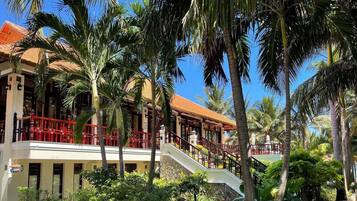 Phục vụ bữa sáng, bữa trưa và bữa tối