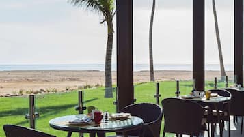 2 restaurants, breakfast, lunch, dinner served; international cuisine