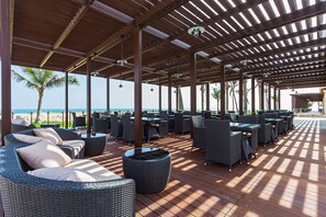 2 restaurantes, se sirven desayunos, comidas y cocina internacional