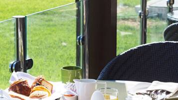 Desayuno buffet todos los días (OMR 7 por persona)