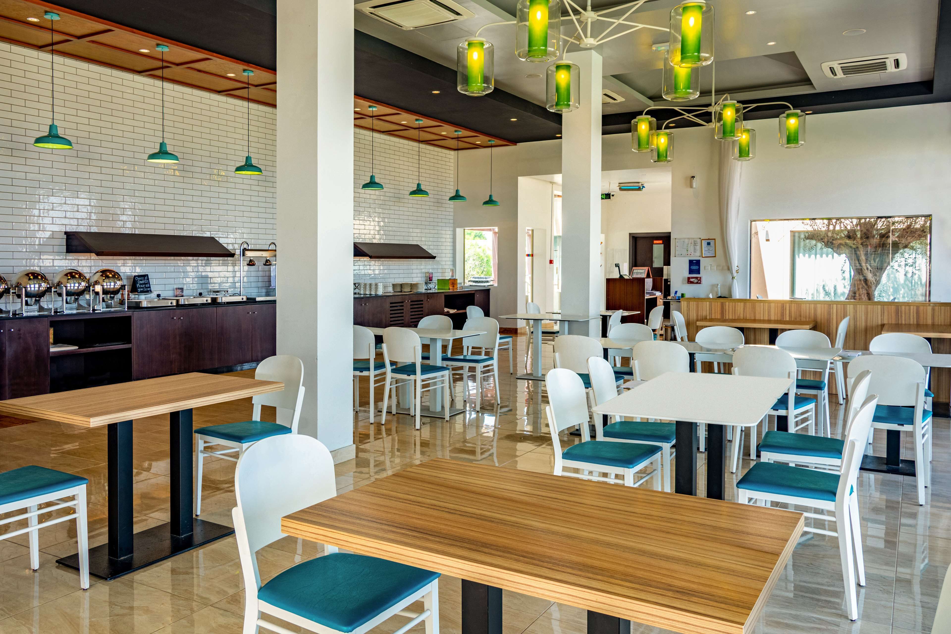 2 restaurants, breakfast, lunch, dinner served; international cuisine