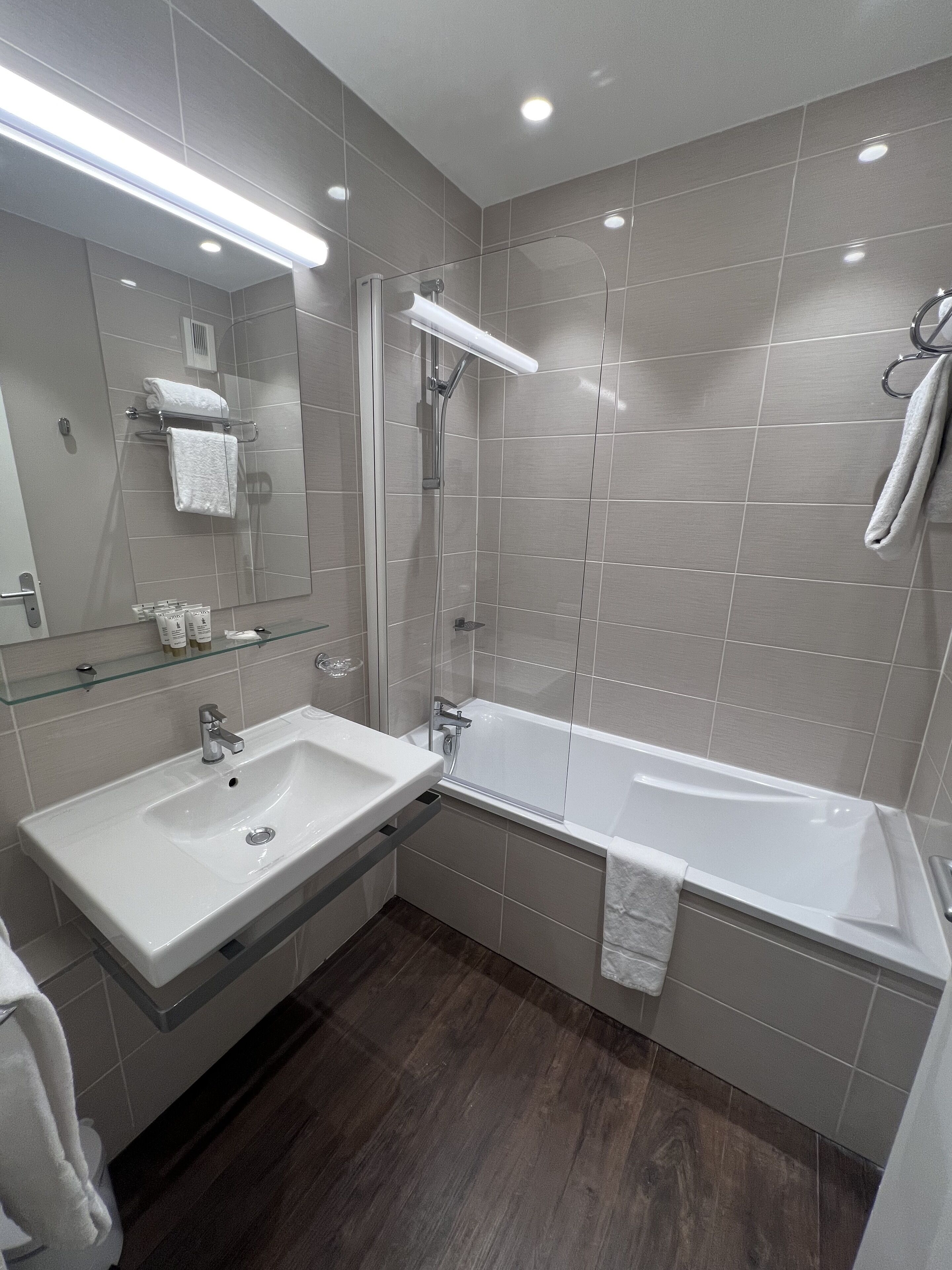 junior suite, sea view | bathroom | free toiletries, hair dryer, slippers, towels