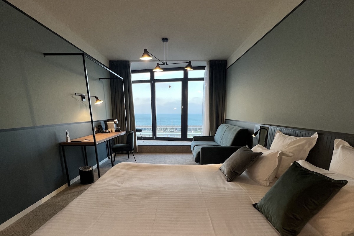 Junior-Suite, Meerblick | Zimmersafe, Schreibtisch, Verdunkelungsvorhänge, schallisolierte Zimmer