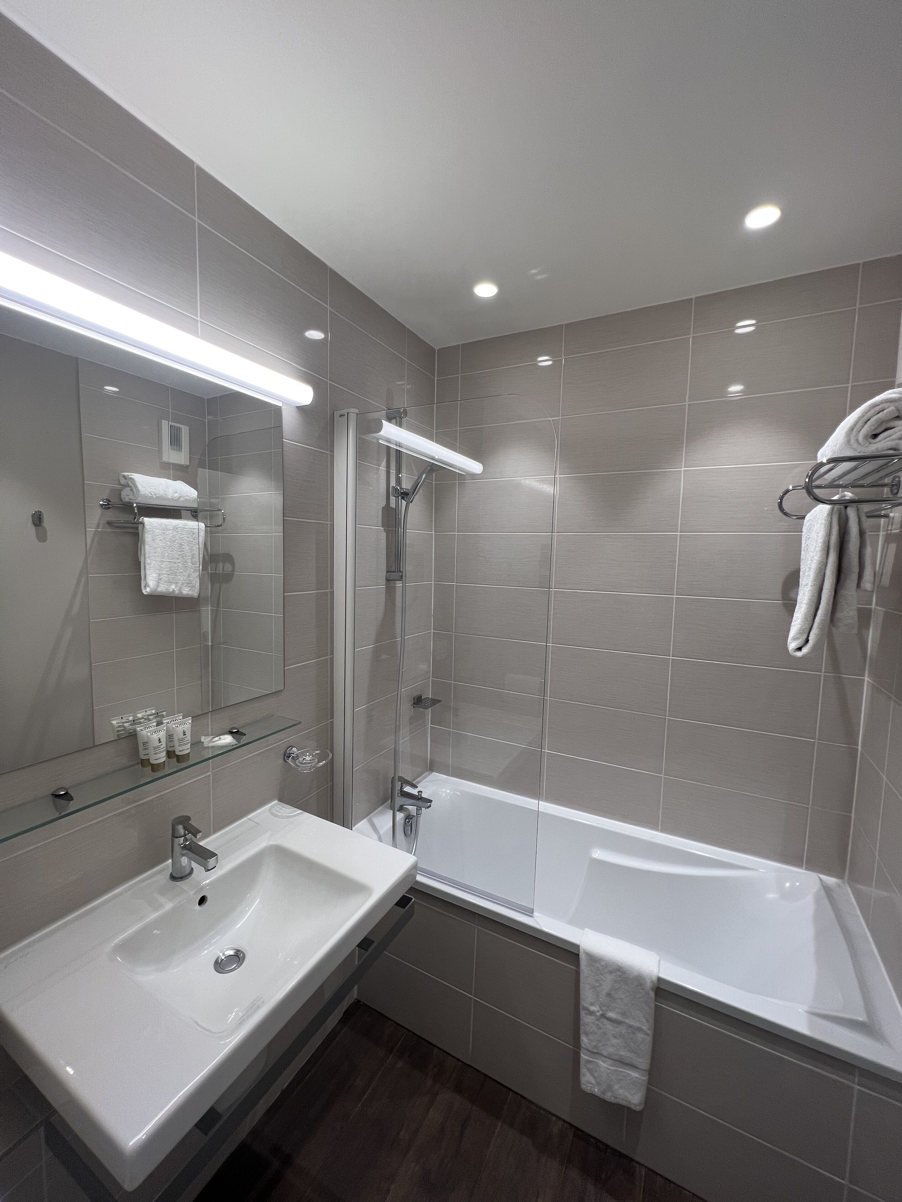 junior suite, sea view | bathroom | free toiletries, hair dryer, slippers, towels