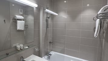 Ein modernes Badezimmer mit einem großen Waschbecken, einer Badewanne und einer Duschkabine aus Glas.
