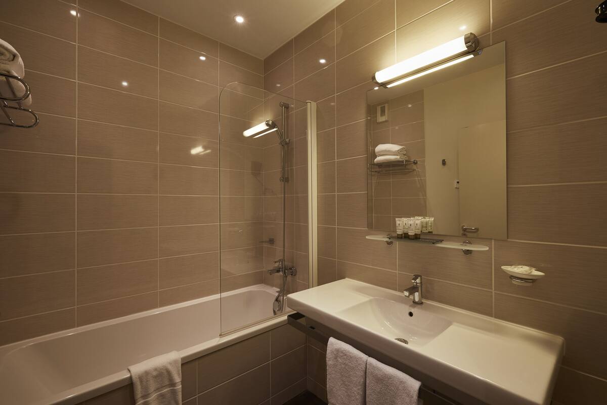 junior suite, sea view | bathroom | free toiletries, hair dryer, slippers, towels