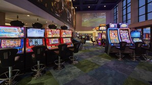 A casino with slot machines and bar seating. -  L'Echappée - Hôtel Casino Dieppe (Dieppe)