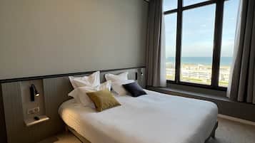 コンフォート ダブルルーム シービュー | セーフティボックス (室内)、デスク、遮光カーテン、防音設備