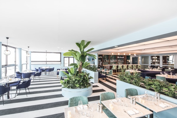 Se sirven desayunos, comidas y cocina francesa con vista a la playa