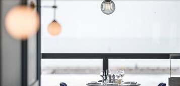 Se sirven desayunos y almuerzos; cocina francesa; con vista a la playa