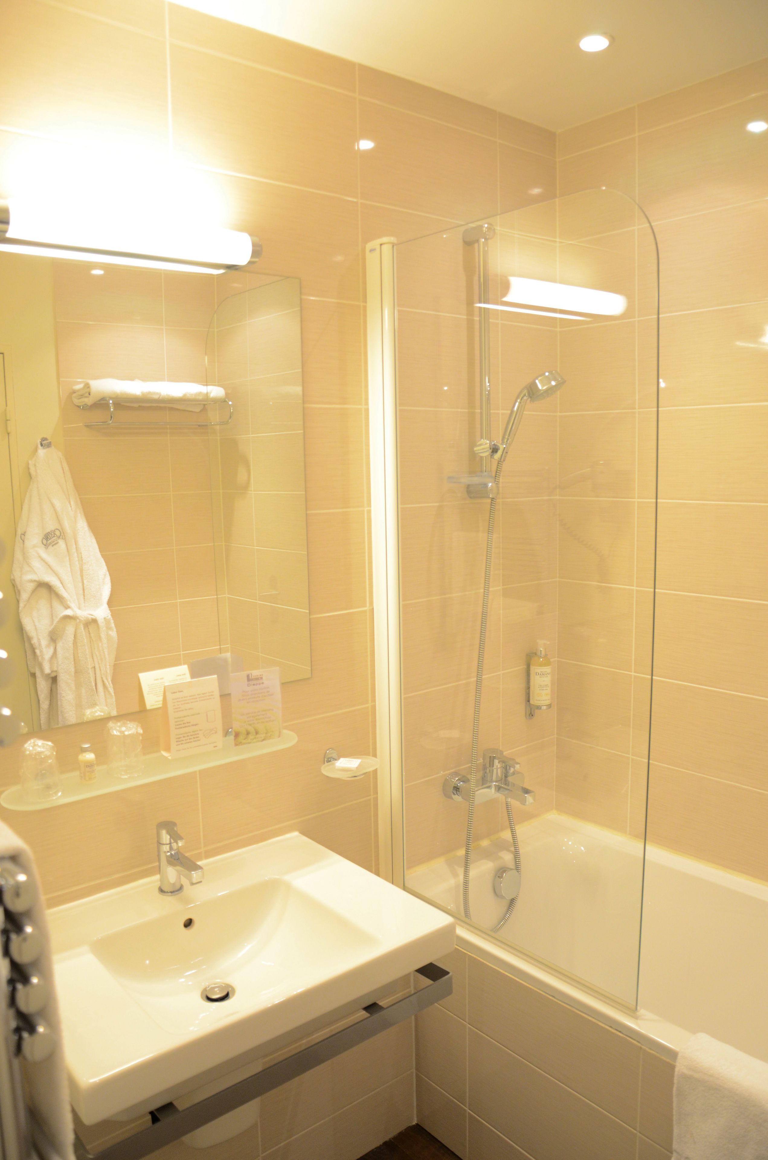 junior suite, sea view | bathroom | free toiletries, hair dryer, slippers, towels