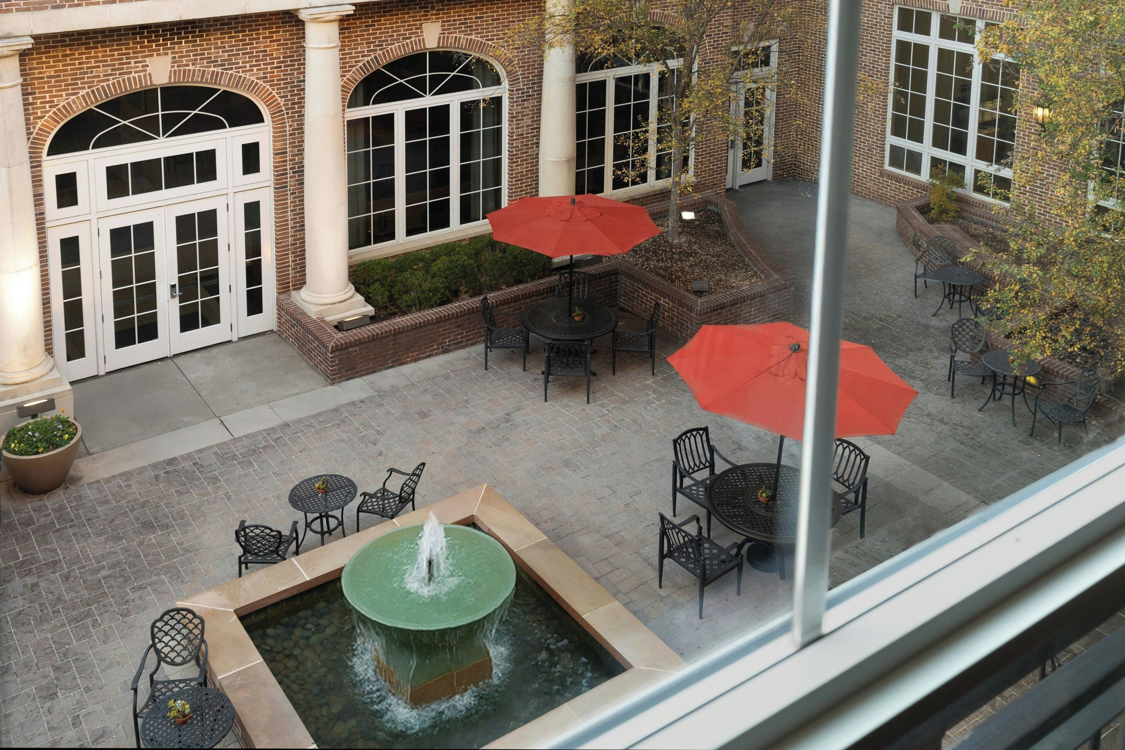 Allergitestet sengetøy, senger med overmadrass og safe på rommet