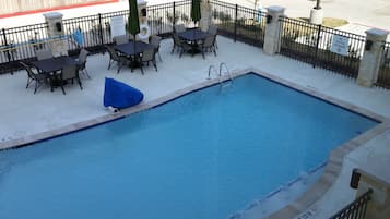 Piscina externa, guarda-sóis