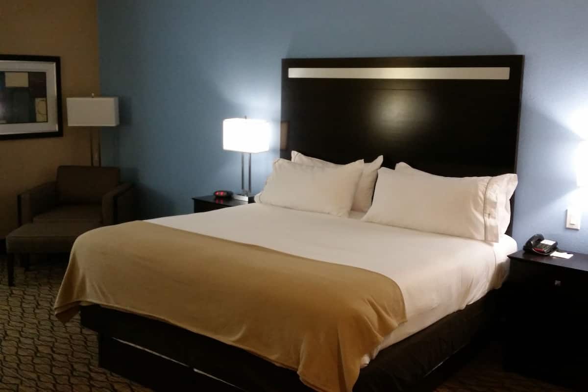 客房内保险箱、办公桌、笔记本电脑工作区、熨斗/熨衣板