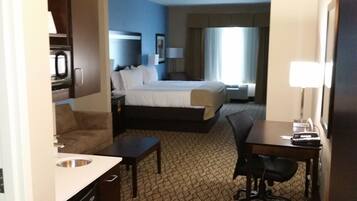 Suite, 1 cama King size | Caja de seguridad en la habitación y escritorio