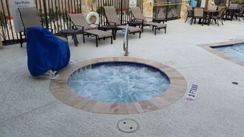 Una piscina al aire libre, sombrillas