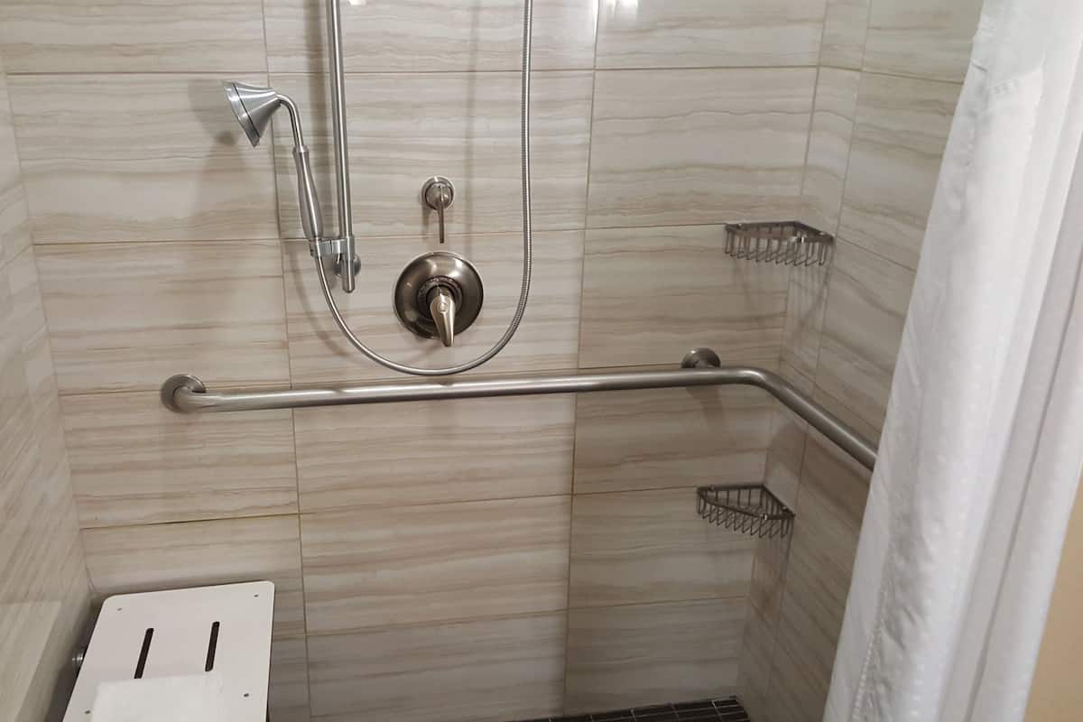 Tina con regadera, amenidades de baño gratuitas, secadora de cabello