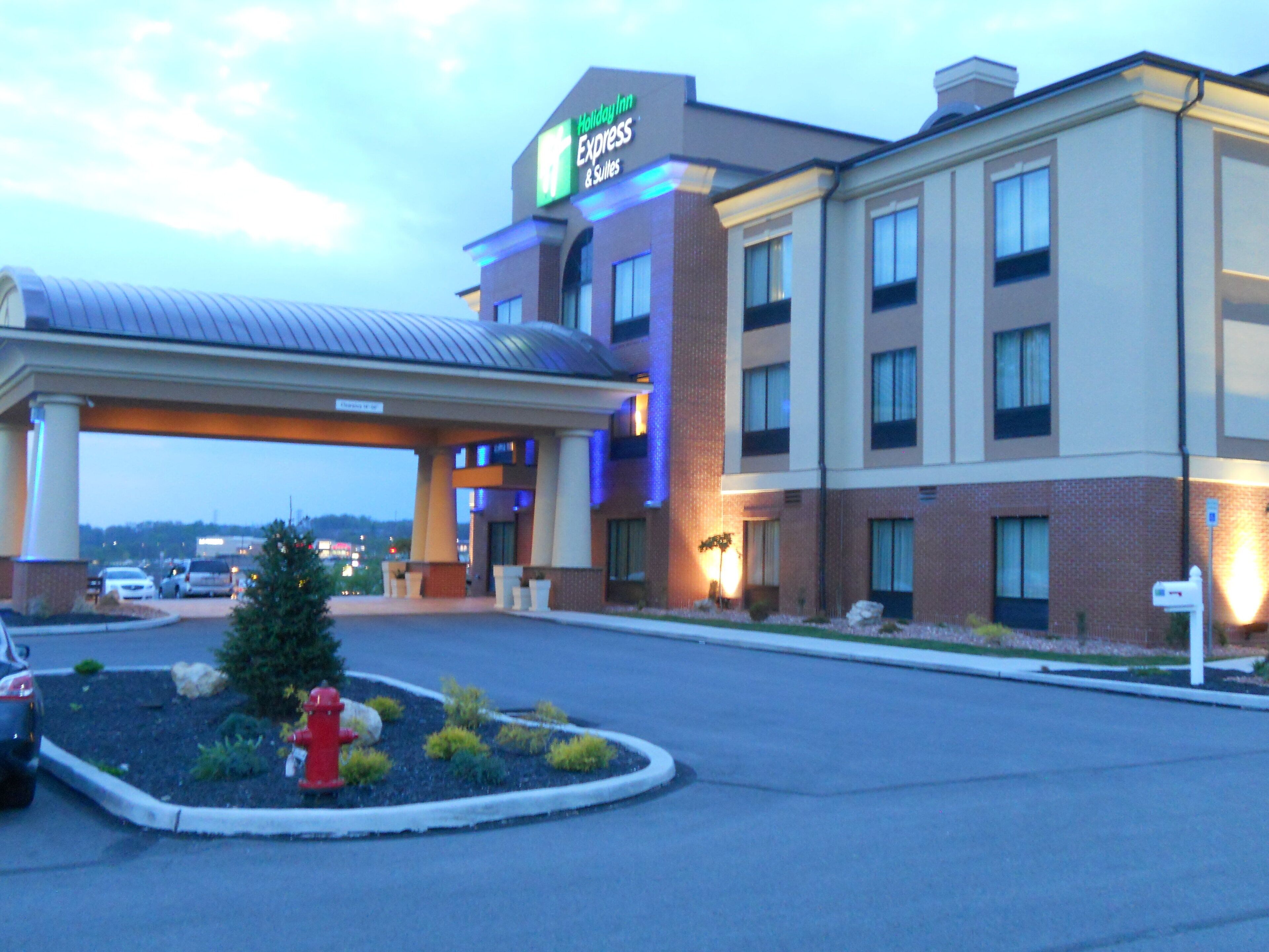 Un Holiday Inn Express & Suites con una estación de servicio y aparcamiento.