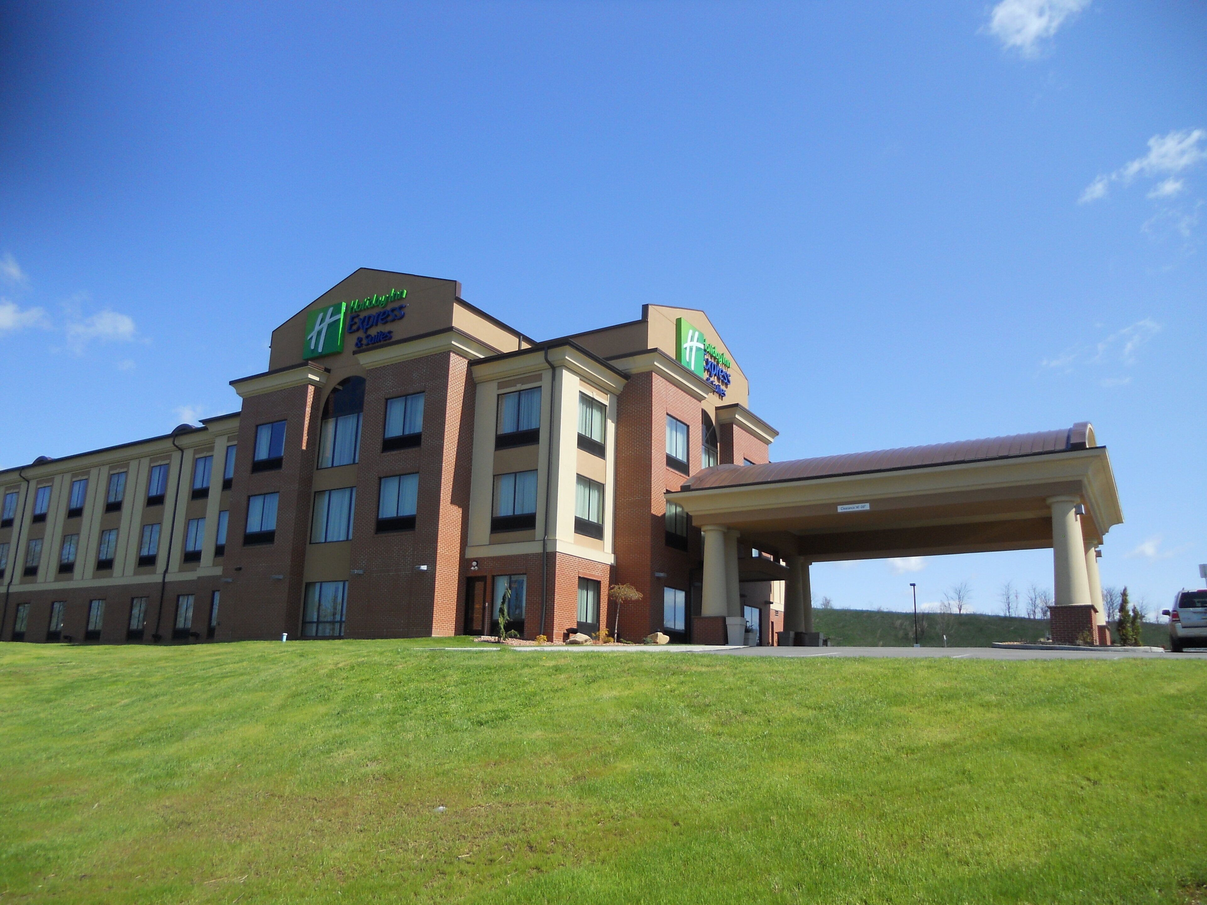 Hotel de vários andares com teto plano e área de entrada coberta.