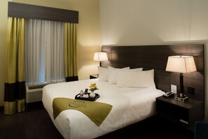 Egyptian cotton sheets, premium bedding, memory foam beds, in-room safe - Malana Hotels & Suites (Cotulla)