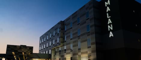 Façade de lâhĂ©bergement â soirĂ©e/nuit