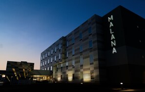 Facciata della struttura - sera/notte