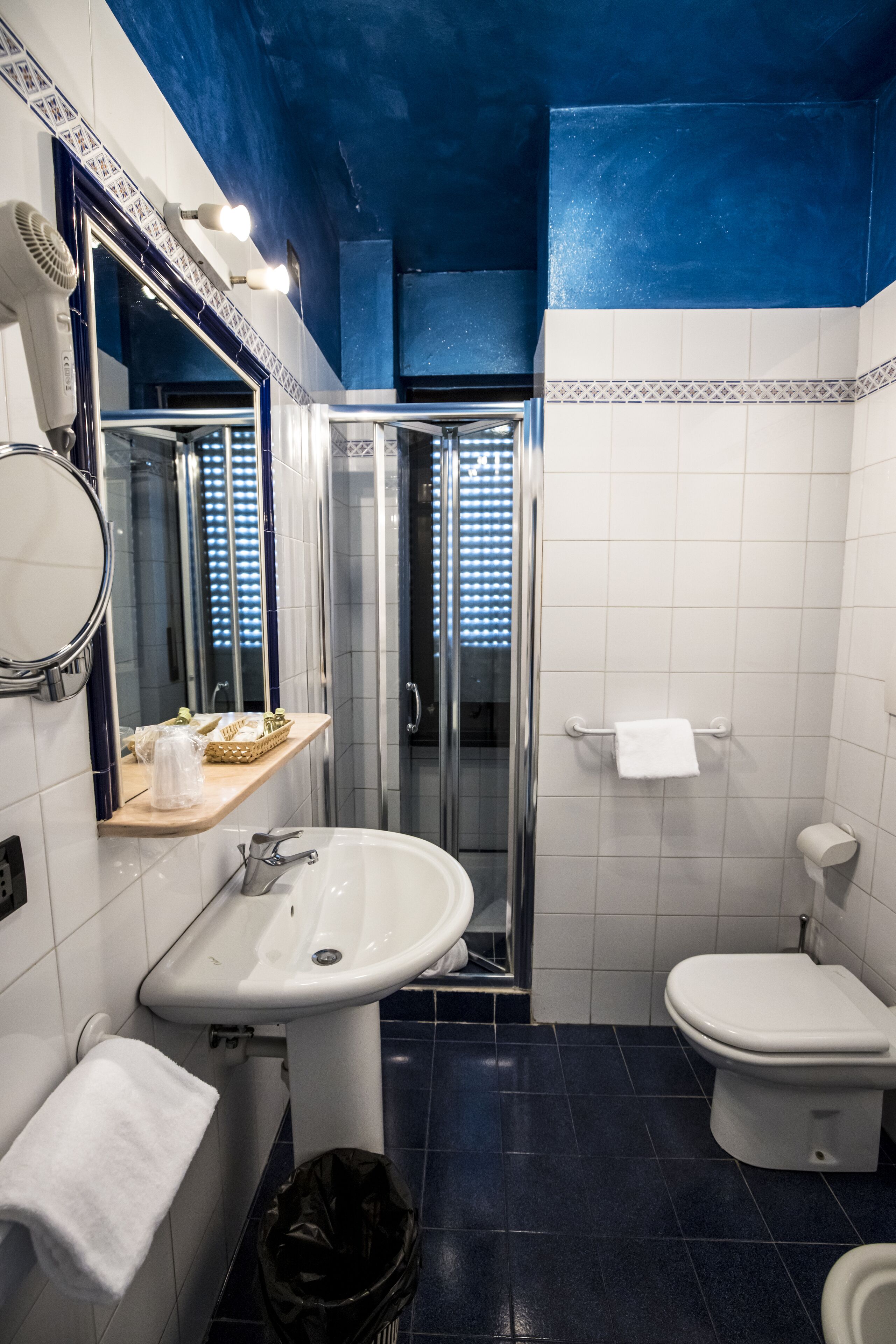 shower, rainfall showerhead, free toiletries, hair dryer