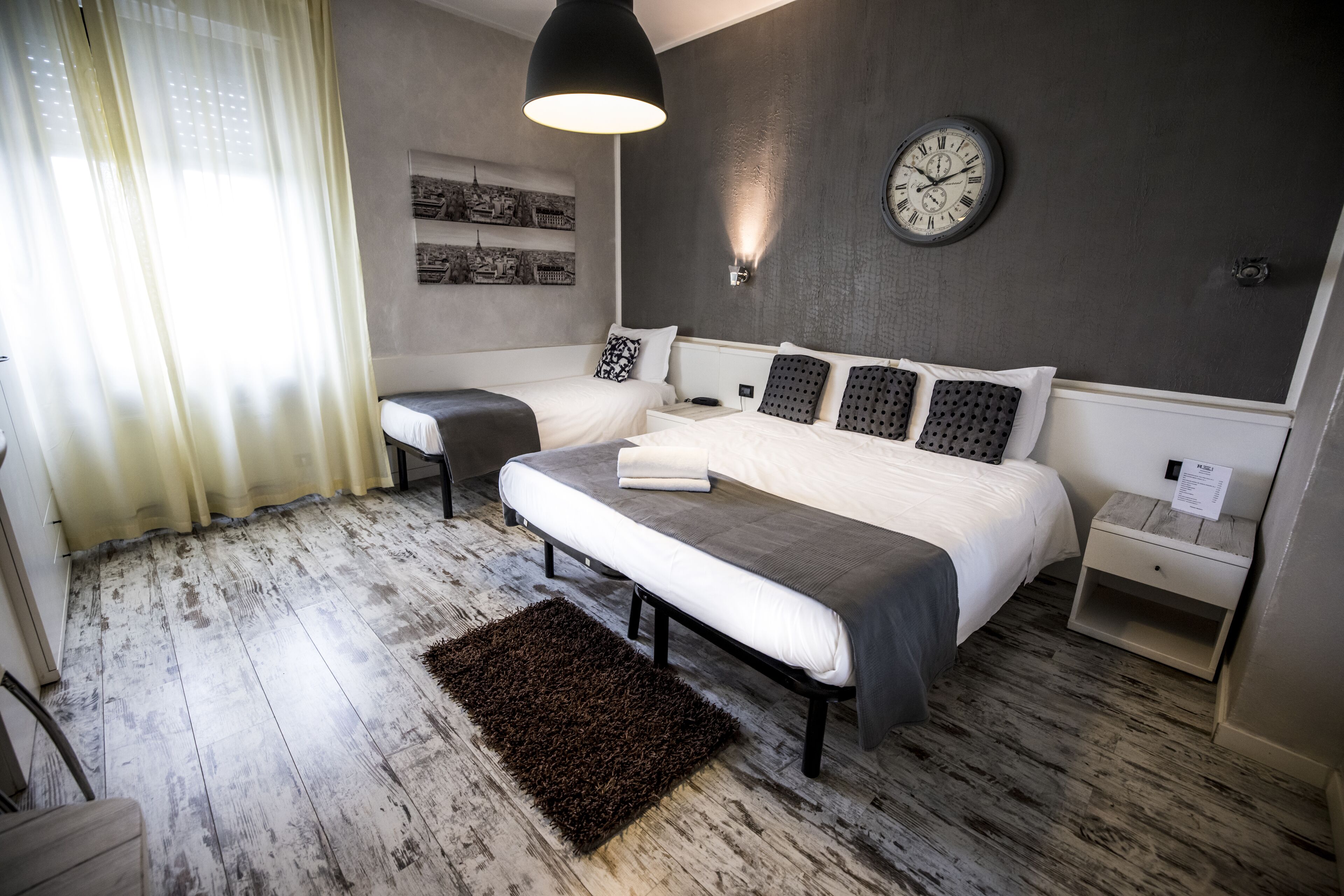 1 bedroom, down duvets, minibar, desk