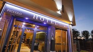 A hotel entrance with a sign reading "PICCOLO HOTEL" and a star rating of three stars. - Hotel Piccolo Allamano (Grugliasco)
