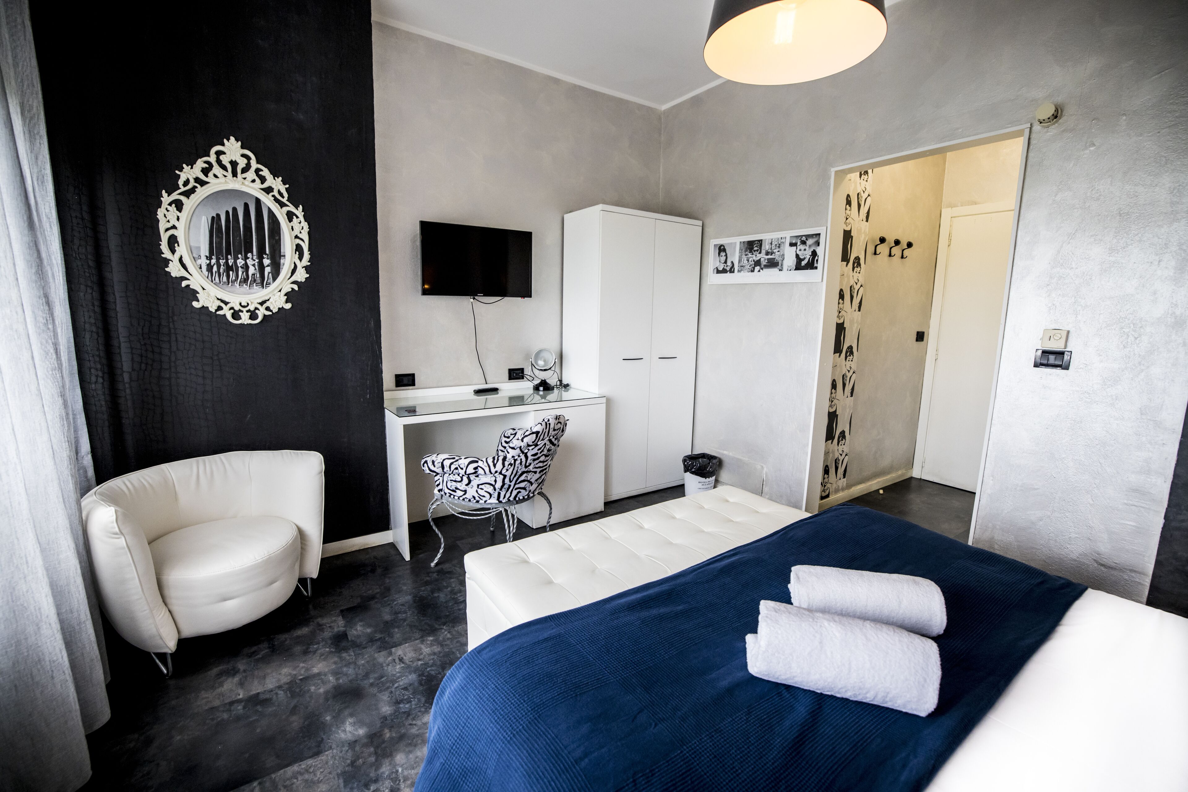 1 bedroom, down duvets, minibar, desk