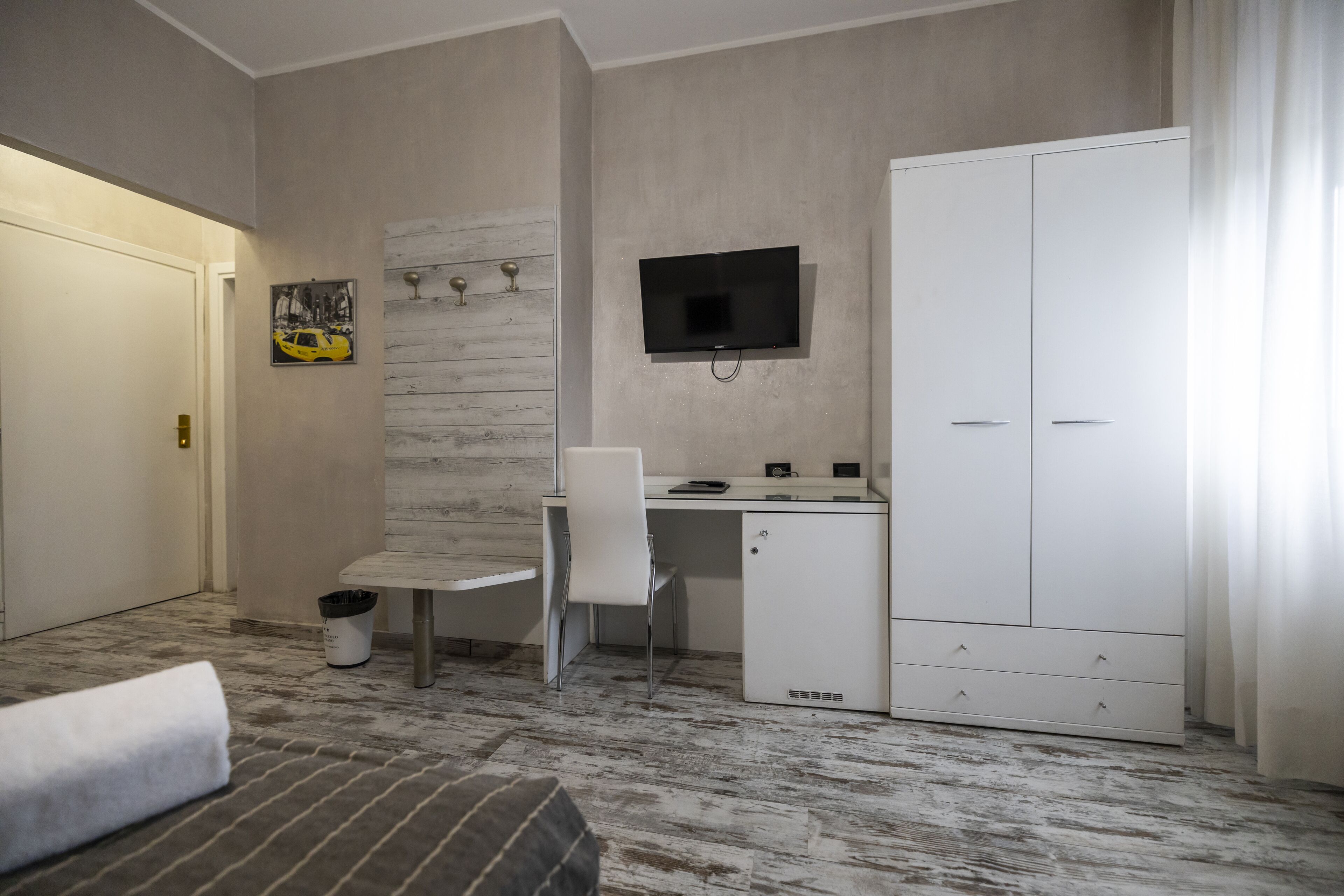 1 bedroom, down duvets, minibar, desk