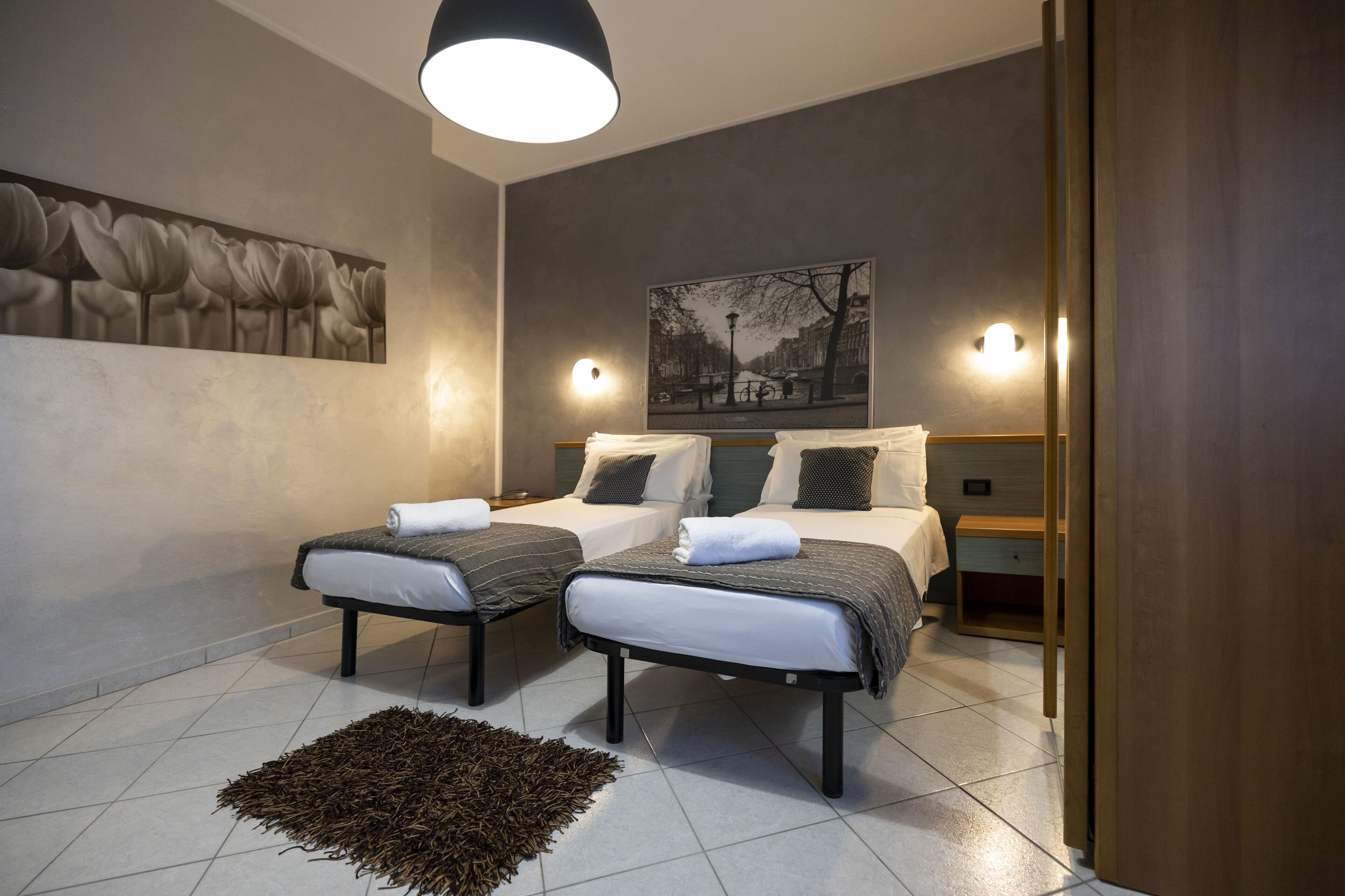 standard double room | 1 bedroom, down duvets, minibar, desk