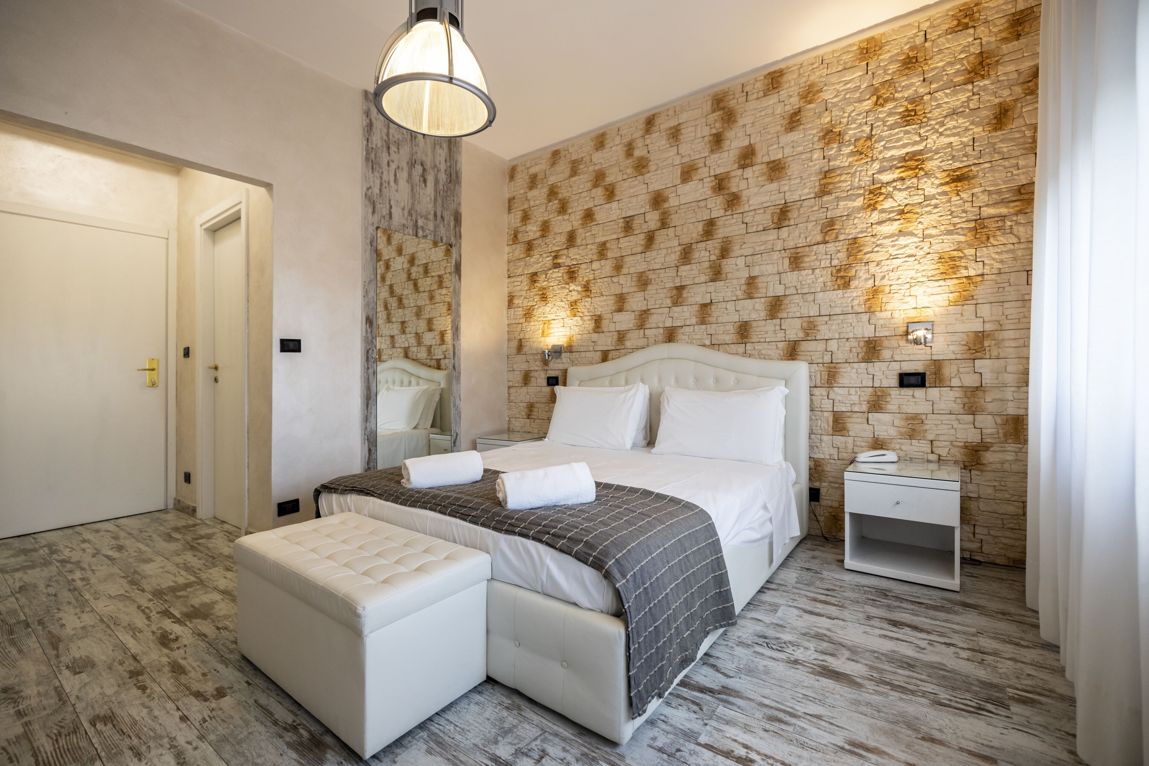 Suite Junior, vista giardino | Copriletto in piuma, minibar, una scrivania, insonorizzazione