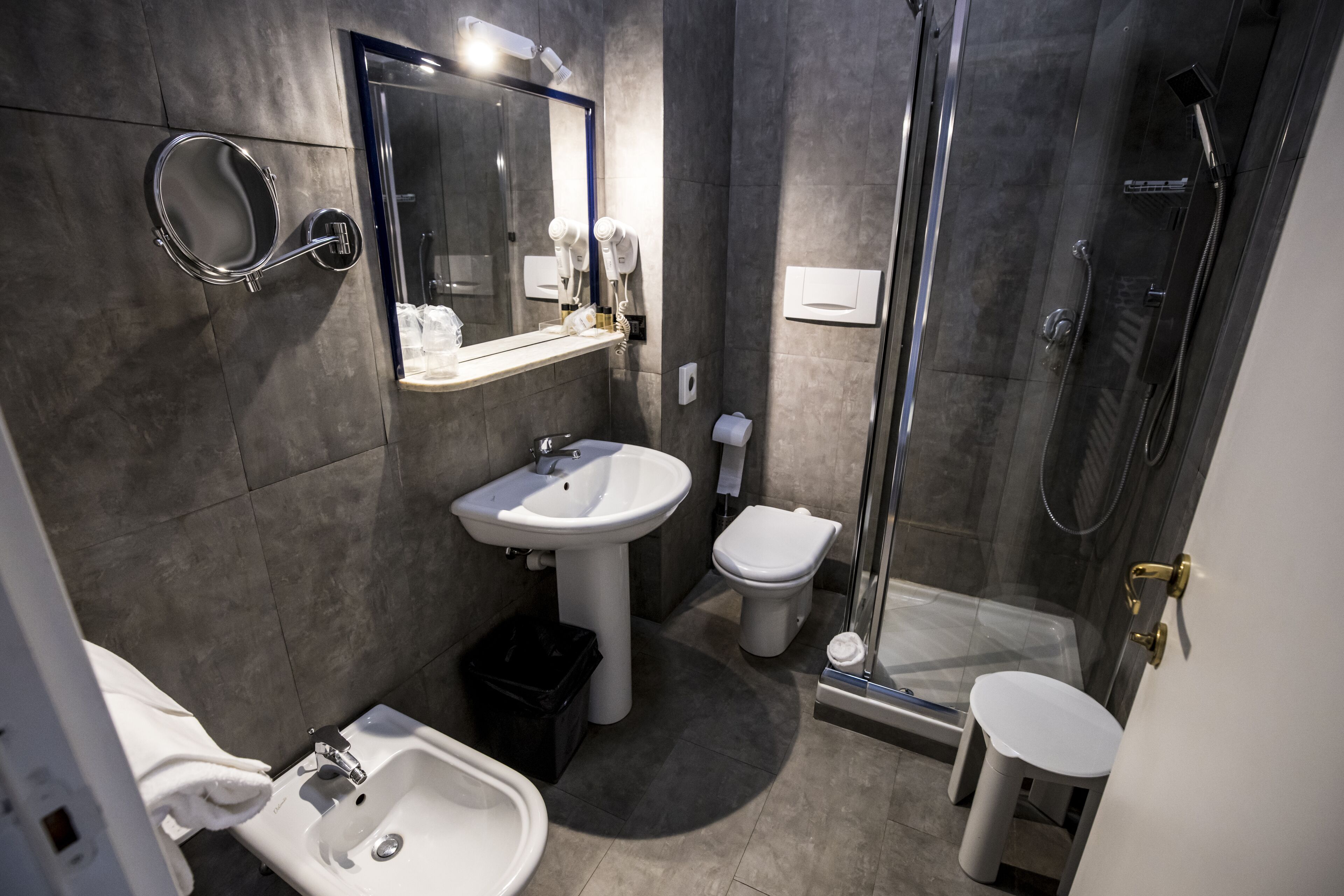 Douche, douche à « effet pluie », articles de toilette gratuits