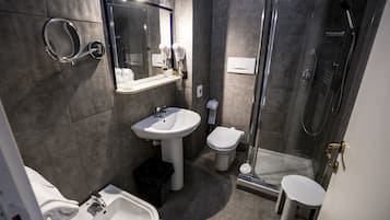 Shower, rainfall showerhead, free toiletries, hair dryer