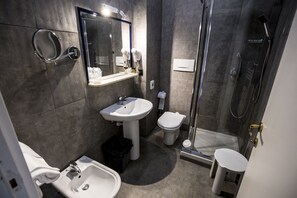 Douche, douche à « effet pluie », articles de toilette gratuits