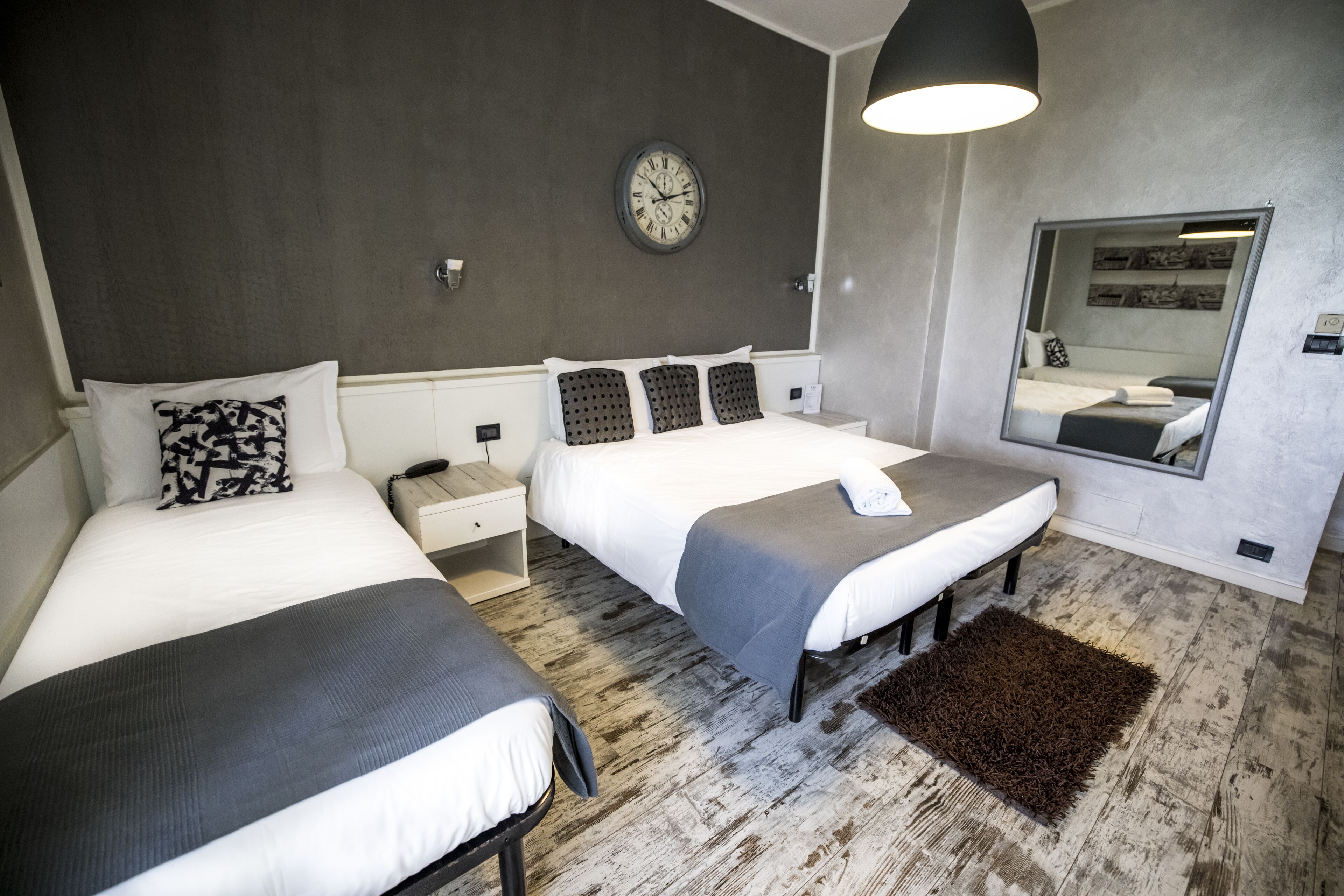 deluxe double or twin room | 1 bedroom, down duvets, minibar, desk