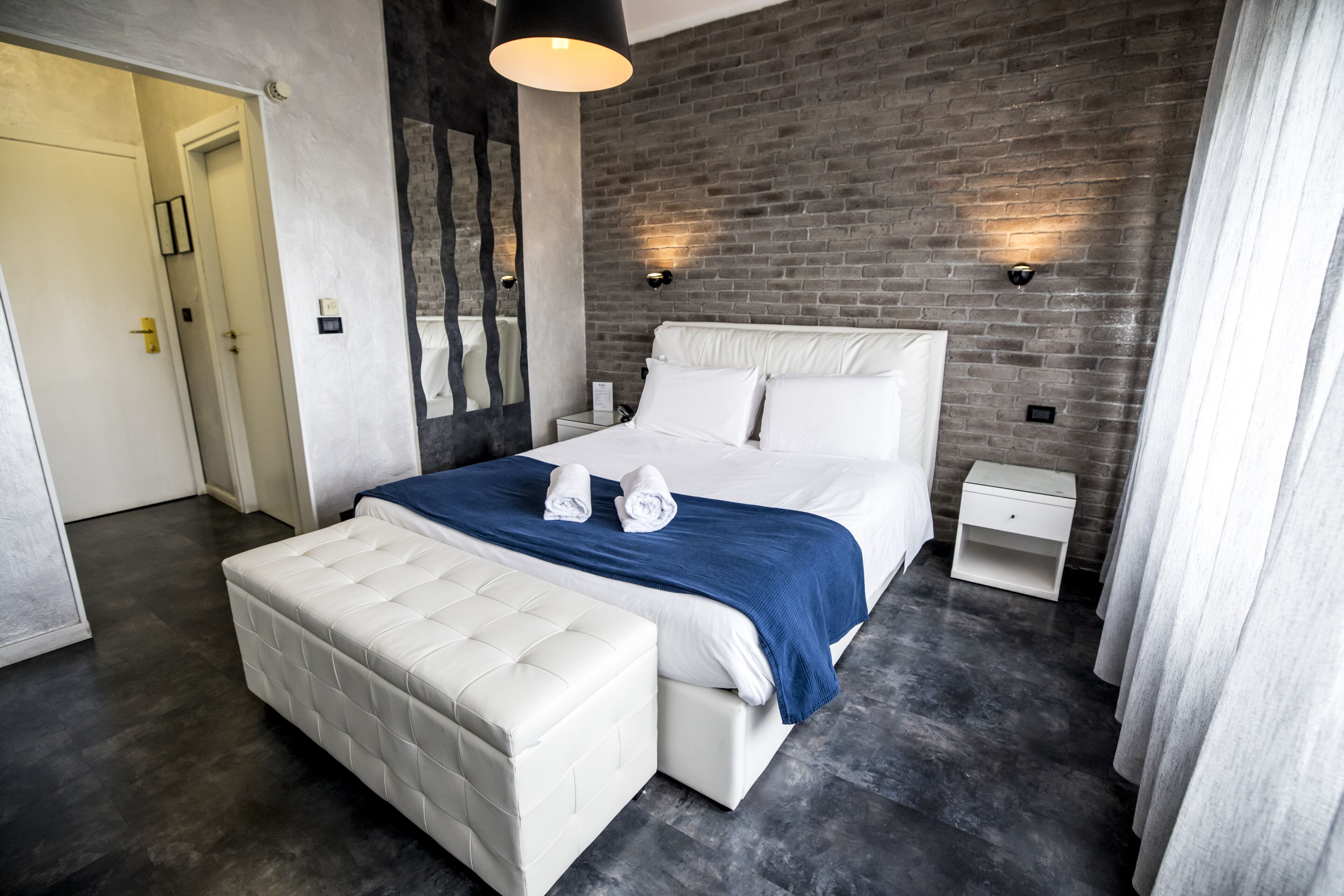 1 bedroom, down duvets, minibar, desk