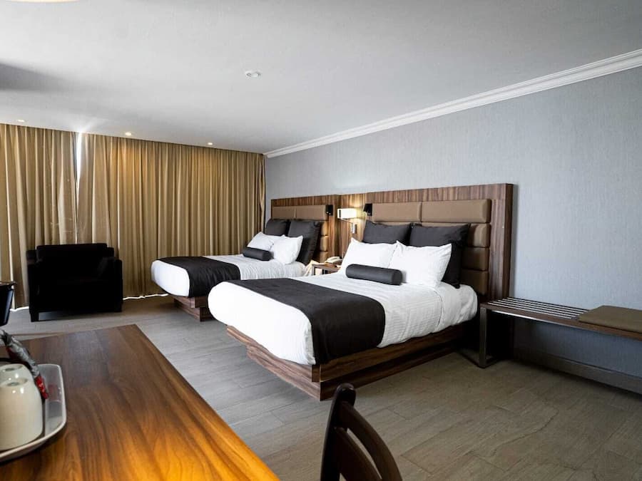 Quarto executivo, 2 camas de casal, vista para a cidade | Cofres nos quartos, escrivaninha, cortinas blackout, Wi-Fi de cortesia