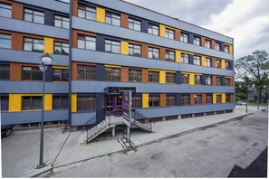 A multi-story hotel with a modern design, featuring a central entrance with a staircase, and a flat roof. - Boutique Hotel's Sosnowiec (Sosnowiec)