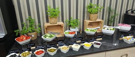 Daily buffet breakfast (PLN 49 per person)