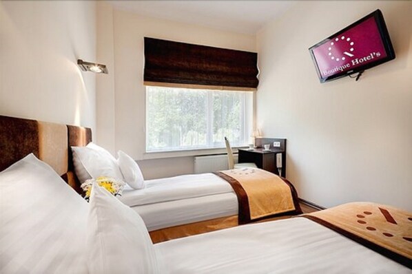 Escritorio, cortinas blackout, tabla de planchar con plancha y cunas 