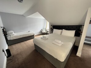 Family Room | Desk, iron/ironing board, free WiFi, bed sheets - The Kelvin Hotel (Oban)