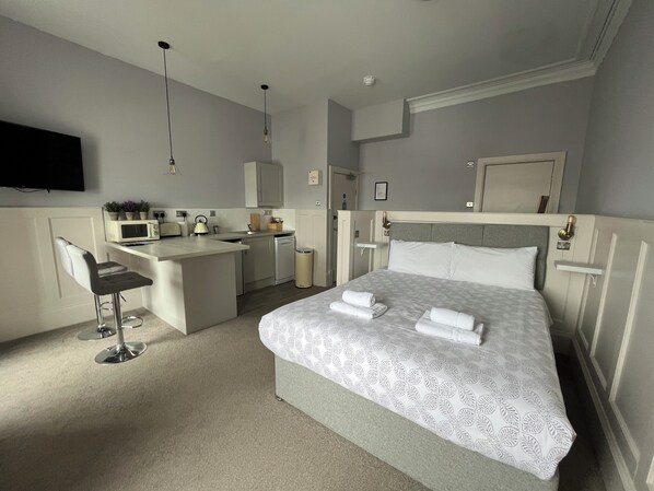 Bureau, fer et planche à repasser, Wi-Fi gratuit, draps fournis