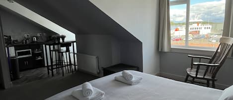 Studio | Skrivbord, strykjÀrn/strykbrÀda, gratis wi-fi och sÀngklÀder