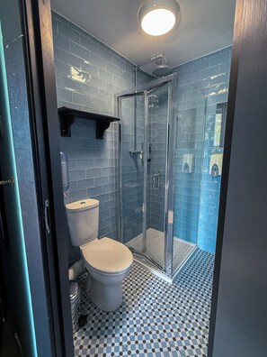 Double Room, 1 Double Bed, Ensuite | Bathroom | Shower - Abbey Court Hostel (Dublin)